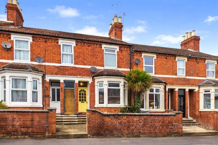 2 bedroom Mid Terrace House for sale