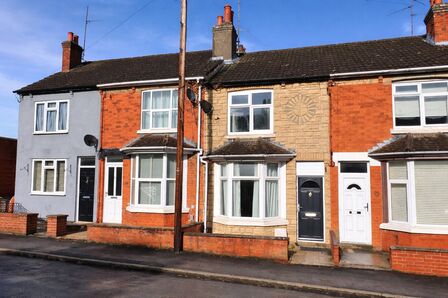 2 bedroom Mid Terrace House to rent