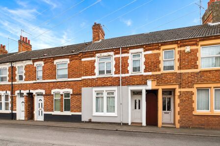 Bath Road, 4 bedroom Mid Terrace House for sale, &pound;200,000