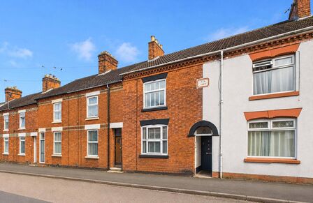 3 bedroom Mid Terrace House for sale
