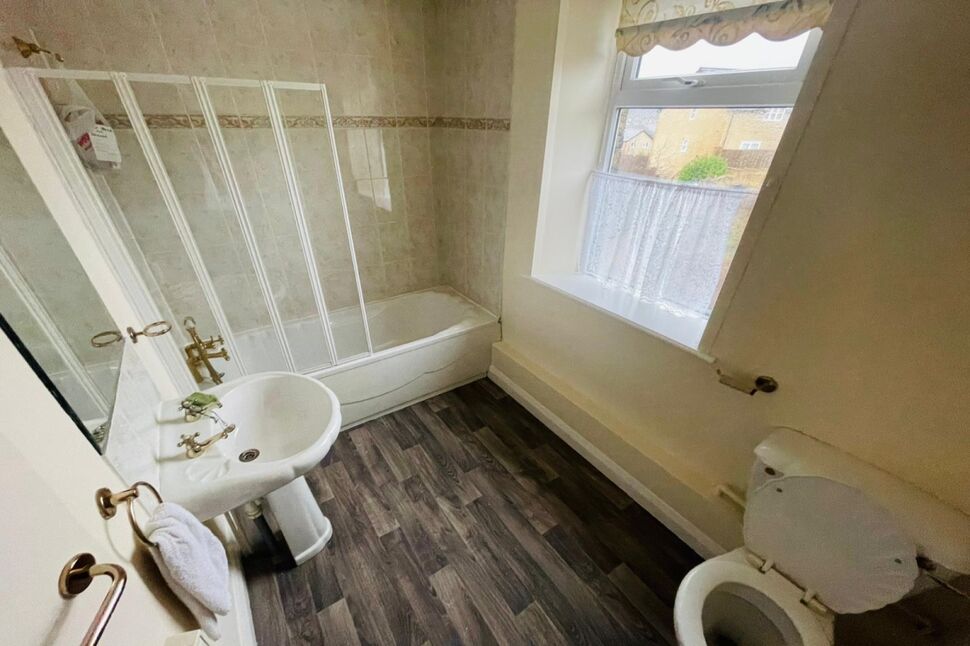 Family Bathroom / WC