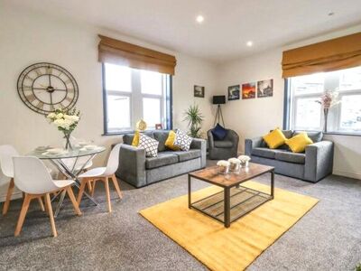 River Street, 4 bedroom Mid Terrace House for sale, £290,000