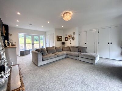 3 bedroom Mid Terrace House for sale