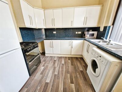 3 bedroom Mid Terrace House to rent