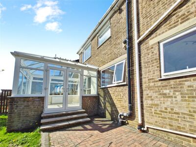 Broadlands, 4 bedroom Detached House to rent, £1,750 pcm