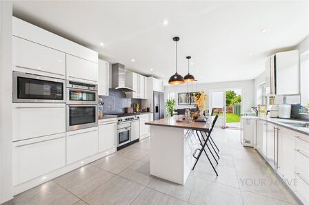 4 bedroom Detached House to rent