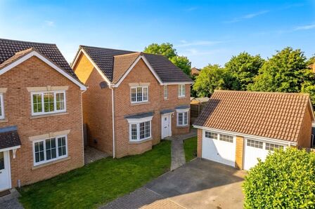 Chalon Close, 4 bedroom Detached House to rent, &pound;1,700 pcm