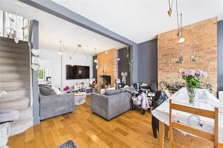 2 bedroom Mid Terrace House for sale
