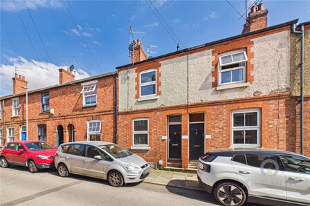 High Street, 2 bedroom Mid Terrace House for sale, &pound;195,000