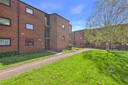 Newnham Road, 1 bedroom Flat to rent, &pound;850 pcm