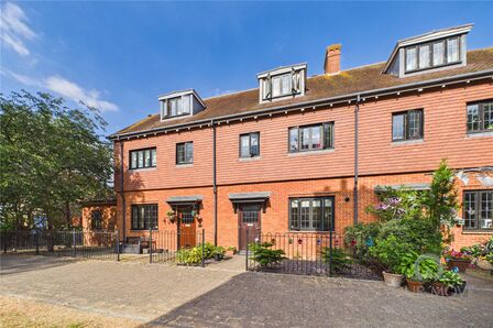 5 bedroom Mid Terrace House for sale