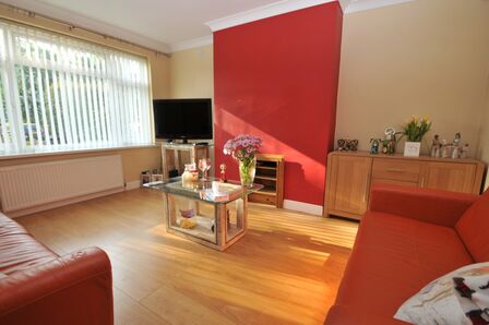 Apperley Close, 3 bedroom Mid Terrace House to rent, £1,395 pcm