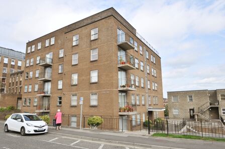 St. Keyna Court Temple Street, 2 bedroom Flat to rent, &pound;1,050 pcm