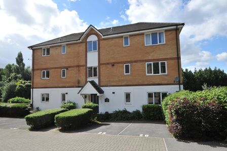 Butlers Close, 2 bedroom  Flat to rent, £1,200 pcm