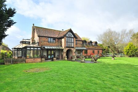 Lake House Lane, 4 bedroom Detached House for sale, £885,000