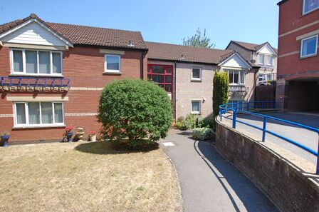 Fairacres Close, 2 bedroom Flat for sale, &pound;150,000