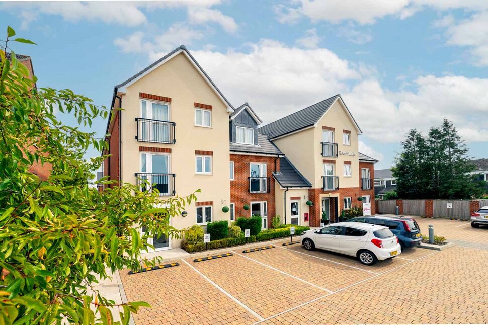 Main image of 2 bedroom Flat for sale, Beaconsfield Road, Farnham Common, Slough, SL2