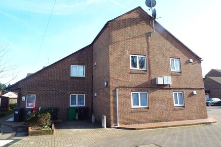 Mead Close, 1 bedroom  Flat for sale, £210,000