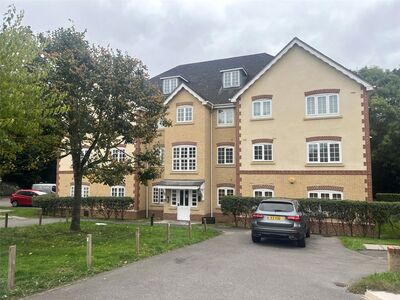 Hurworth Avenue, 2 bedroom  Flat to rent, £1,600 pcm