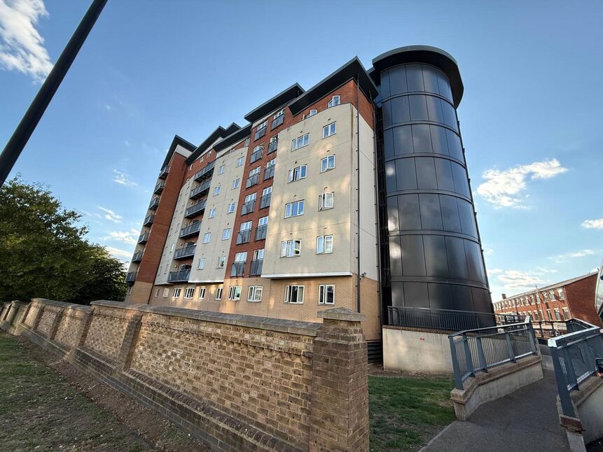 Main image of 2 bedroom  Flat for sale, Aspects Court, Slough, Berkshire, SL1