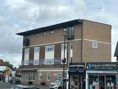 Meadfield Road, 1 bedroom Flat to rent, &pound;1,100 pcm