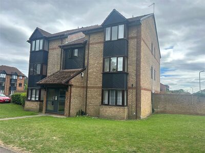 Holly Gardens, Flat to rent, &pound;975 pcm