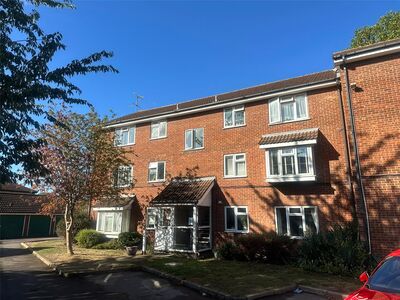 High Street, 2 bedroom Flat for sale, &pound;260,000