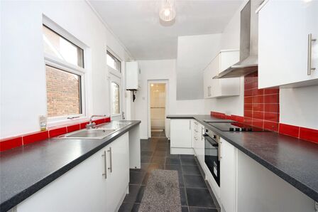 Asher Street, 2 bedroom  Flat to rent, £700 pcm