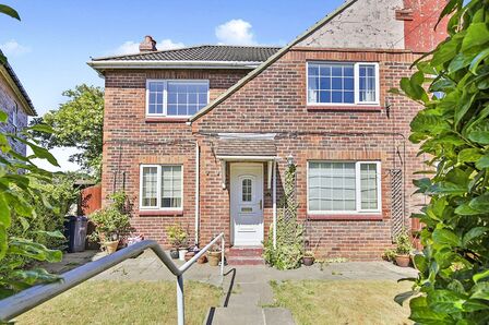 Parkin Gardens, 3 bedroom Semi Detached House to rent, &pound;850 pcm