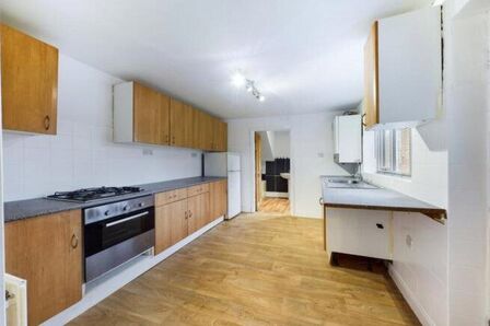 Westbourne Avenue, 2 bedroom  Flat to rent, £725 pcm