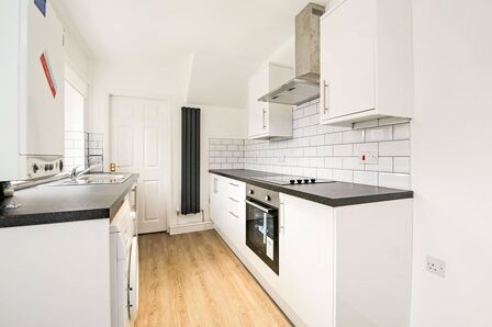 Wesley Street, 2 bedroom  Flat to rent, £700 pcm