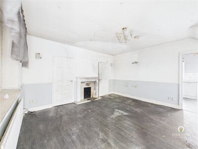 3 bedroom Mid Terrace House for sale