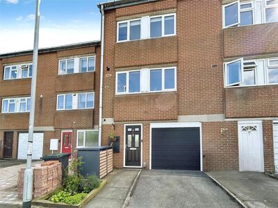 3 bedroom Mid Terrace House for sale