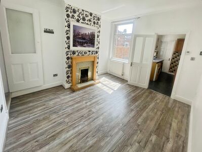 Warner Place, 3 bedroom Mid Terrace House to rent, &pound;1,050 pcm