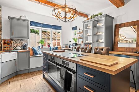 High Street, 6 bedroom Link Detached House for sale, £500,000