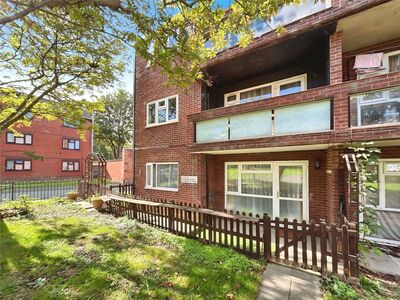 Freehold Street, 1 bedroom  Flat for sale, £100,000