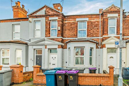 5 bedroom Mid Terrace House for sale