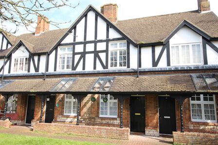 High Street, 1 bedroom Mid Terrace House to rent, &pound;1,000 pcm