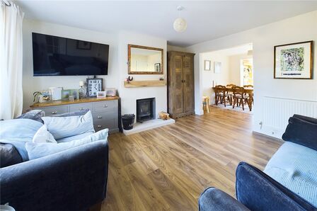 Roman Way, 3 bedroom Mid Terrace House for sale, £250,000