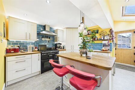 Lansdown View, 2 bedroom Mid Terrace House to rent, £1,400 pcm