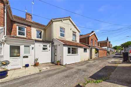 Hillside View, 3 bedroom Mid Terrace House for sale, &pound;290,000