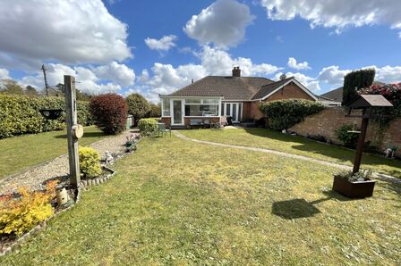 Longfields Road, 2 bedroom Semi Detached Bungalow to rent, £1,050 pcm