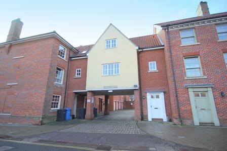 King Street, 2 bedroom Mid Terrace House to rent, £995 pcm