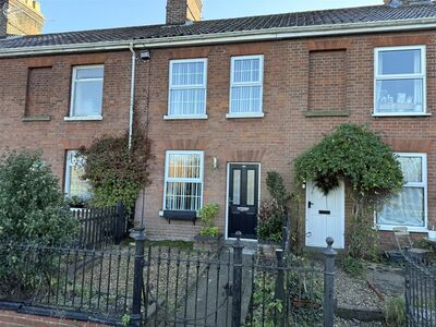 Russell Terrace, 2 bedroom Mid Terrace House to rent, &pound;1,150 pcm