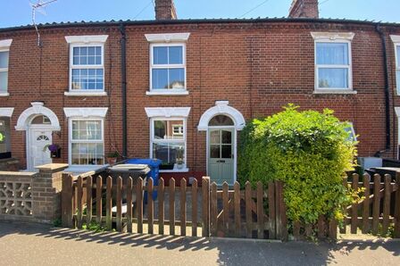 Sprowston Road, 2 bedroom Mid Terrace House for sale, £195,000