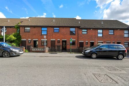 3 bedroom Mid Terrace House for sale