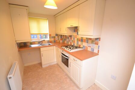 Clover Field, 2 bedroom  Flat to rent, £950 pcm