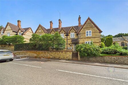 High Street, 2 bedroom Mid Terrace House to rent, £1,200 pcm