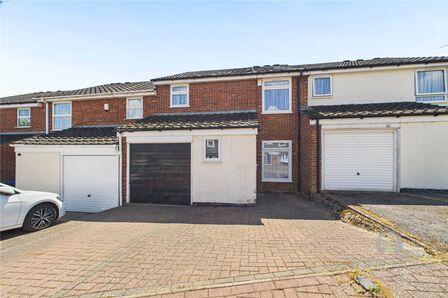 Pritchard Close, 3 bedroom Mid Terrace House to rent, £1,250 pcm