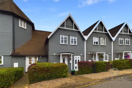 The Roundel, 3 bedroom  House to rent, £1,250 pcm